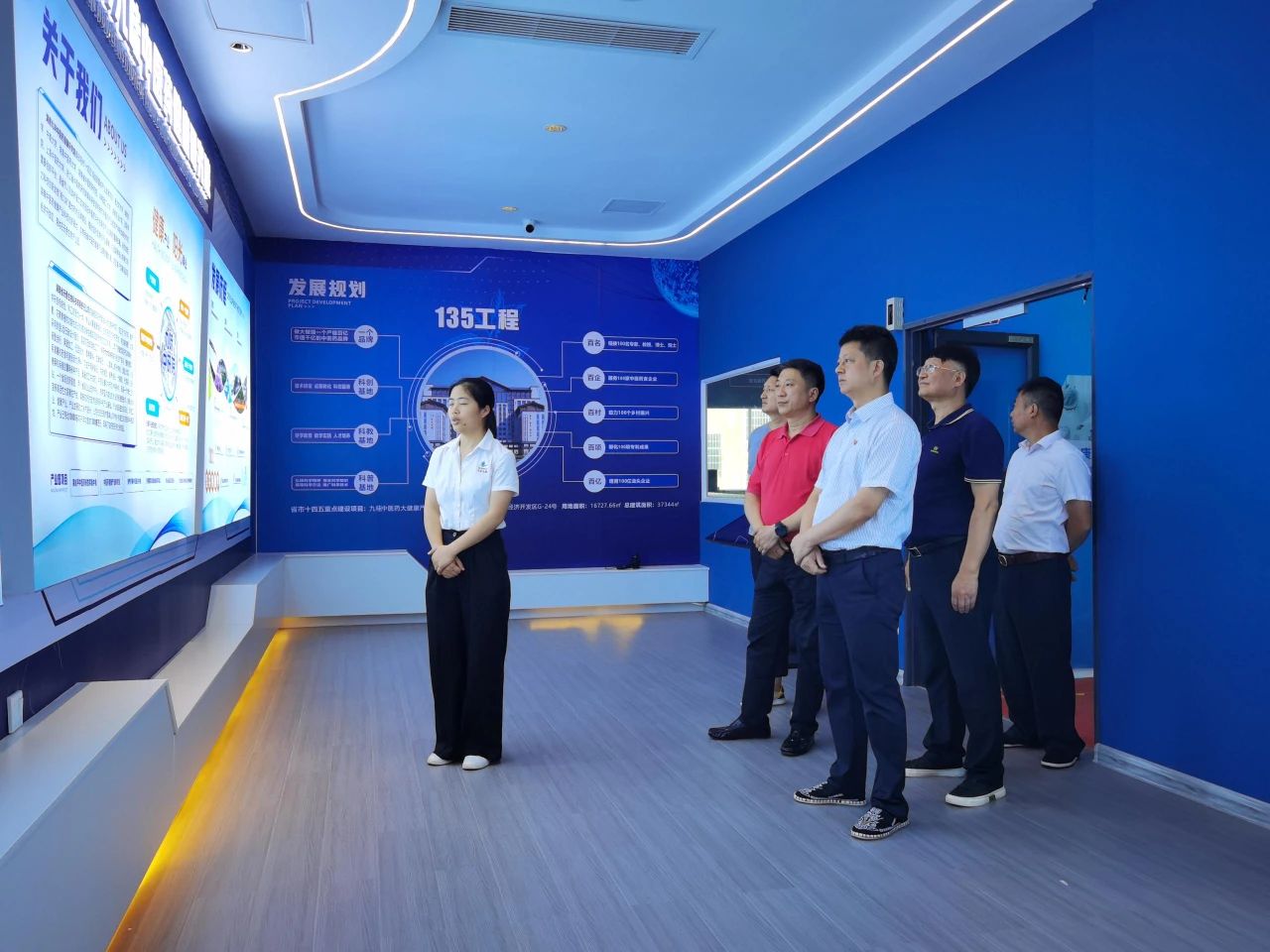 市人大羅早林主任陪同農(nóng)業(yè)農(nóng)村部鄉(xiāng)村振興專家一行到邵陽紅出貨倉-天香生物產(chǎn)業(yè)園考察指導