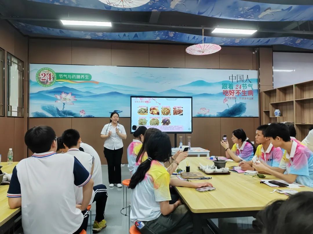 湖南九味中醫(yī)藥研學(xué)實(shí)踐教育基地迎來了一場別開生面的研學(xué)實(shí)踐活動(dòng)
