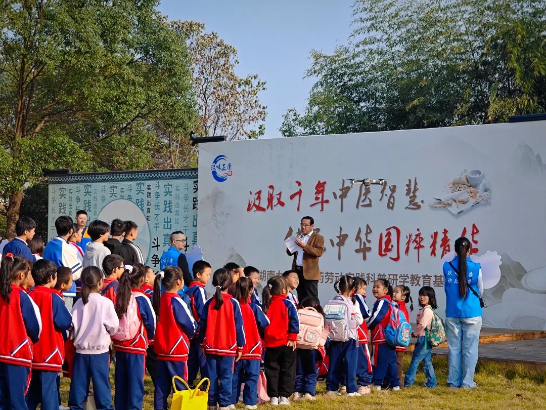 雙清區(qū)“愛心護航，助夢成長”
